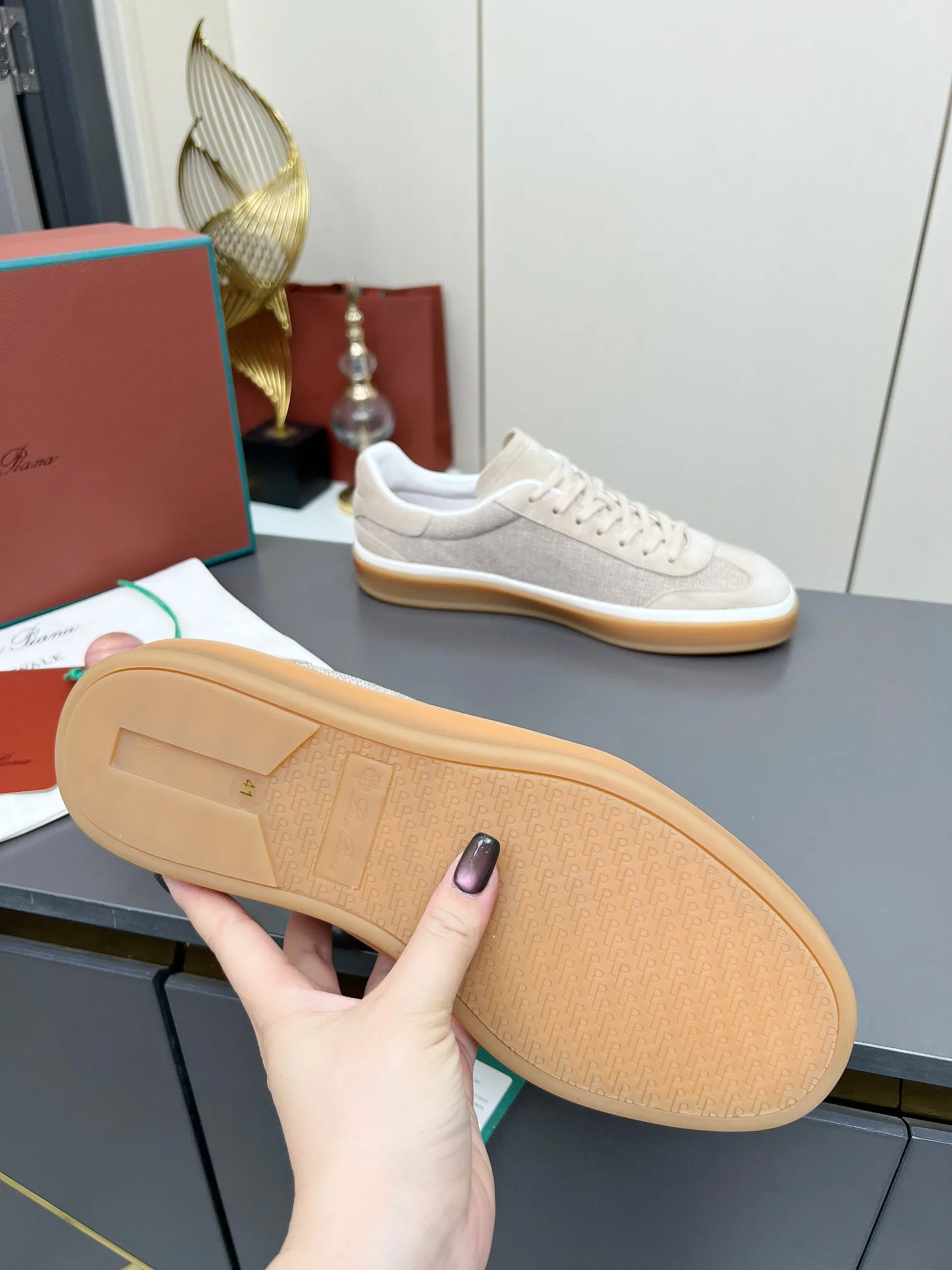 Men's shoes 💰600 purchasing agent, high version 🦅⛳️ Italy [Loro Piana] Tennis walk series LP couple's moral training shoes casual sports shoes sneakers 🎁🎁 Original purchase development and production This new suede tennis shoe adopts an ultra-low design, suitable for wearing all year round 👫👫 The wrapped sole creates an effortlessly attractive color combination that harmoniously blends functionality with understated style, making it the ideal shoe for urban wear. Soft calfskin tongue with Kummel color insert at the heel, cotton lace upper with embossed LP logo, cowhide suede sole, rubber-lined calfskin ✦ Upper: special linen ➕ eco-friendly cowhide ✦ lining: cowhide lining ➕ cowhide insole ✦ sole: original molded TPR ultra-light outsole ✦ packaging: original complete package ✦Female size: 35--40 ✦Male size: 39--45